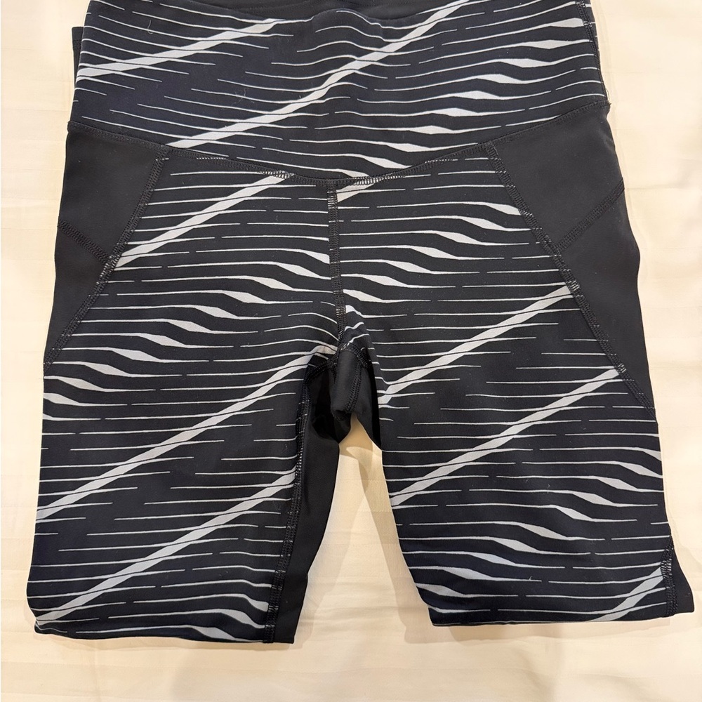NWOT Athleta black and white sculptex waves 7/8 leggings